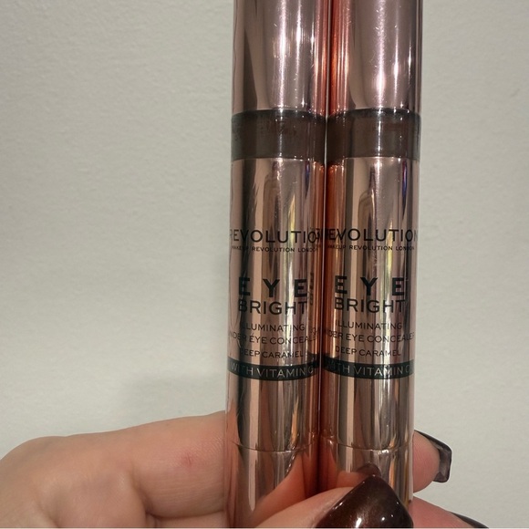 Makeup Revolution Eye Bright Illuminating Under Eye Concealer in Deep Caramel - Picture 2 of 5